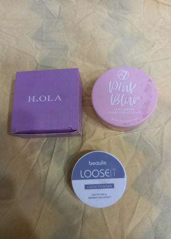 Lila ve pembe renklerde üç pudra seti