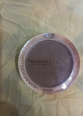 Revolution Krem Bronzer