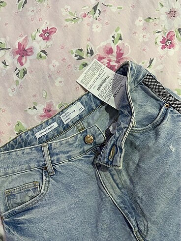 BERSHKA JEAN