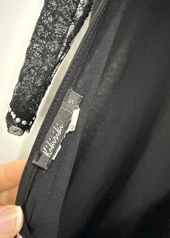 Uzun Kollu Parlak Siyah Elbise - Görsel 4