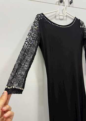 Uzun Kollu Parlak Siyah Elbise - Görsel 3