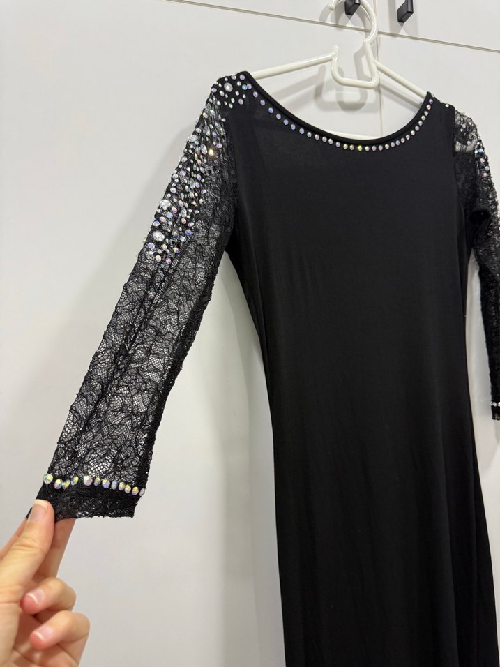 Uzun Kollu Parlak Siyah  Elbise - Görsel 3