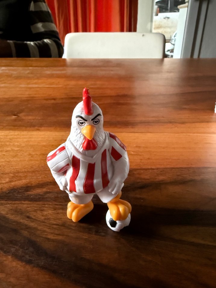 Popeyes Futbolcu Tavuk Figürü Terbiyesiz Tavuk - Görsel 2