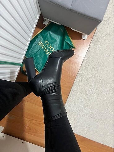 Zara Kadın siyah topuklu bot