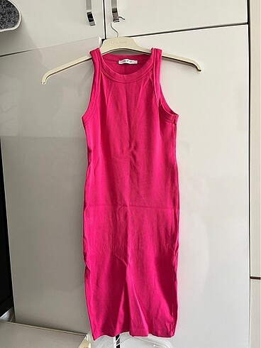 Pembe elbise