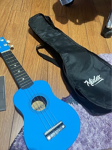 mavi ukulele