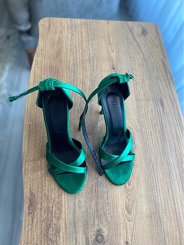 İnce stiletto yeni gibi