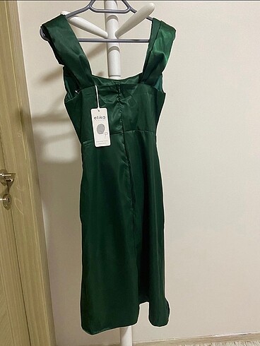Tasarımcı Korseli zümrüt yeşili saten elbise.