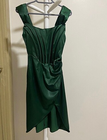 38 Beden Korseli zümrüt yeşili saten elbise.