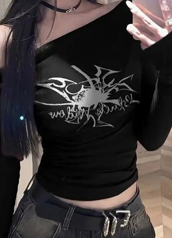 siyah omuzu açık spider bluz crop