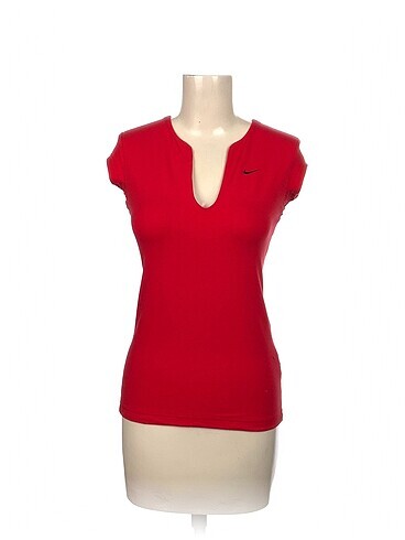 Nike T-shirt %70 İndirimli.