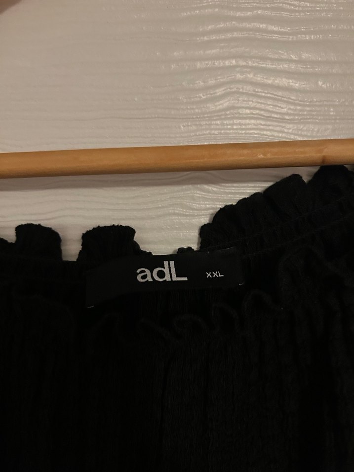 Siyah Kısa Kollu Fırfırlı Bluz - Görsel 2