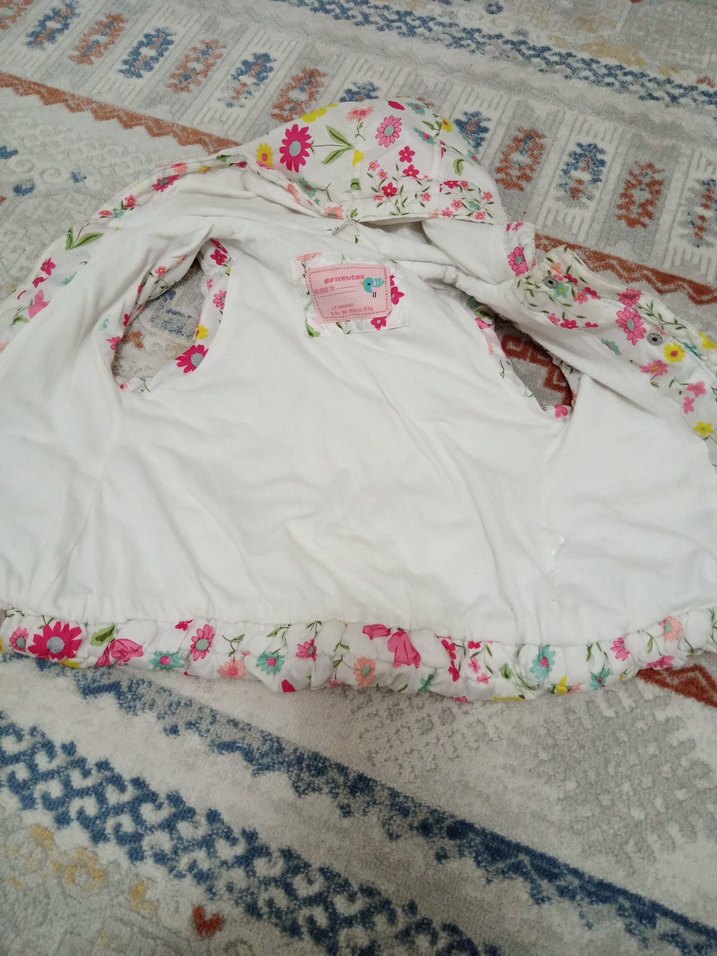 Çiçek Desenli Kapüşonlu Kız Yeleği - Görsel 2