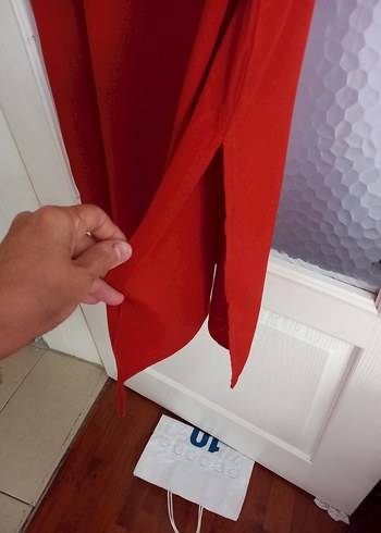 Kırmızı V Yakalı Drapeli Midi Kumaş Elbise - Görsel 5