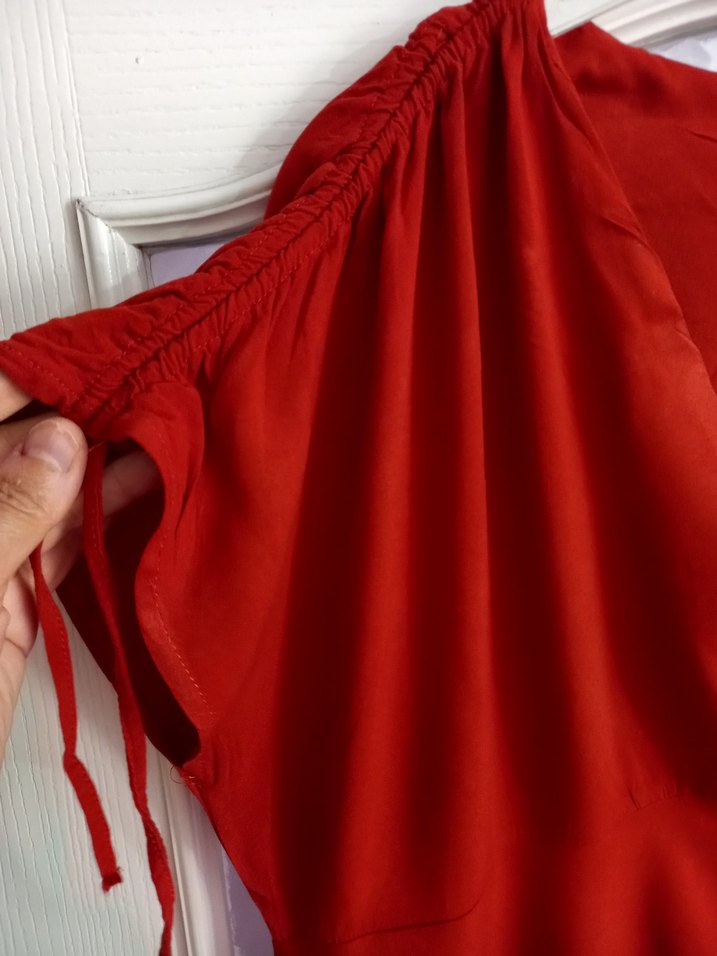 Kırmızı V Yakalı Drapeli Midi Kumaş Elbise - Görsel 3