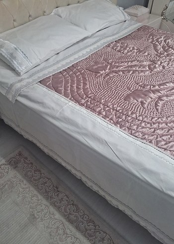 Nakışlı Beyaz Parlak Yatak Örtüsü - Görsel 2