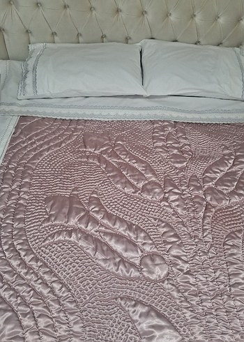 Nakışlı Beyaz Parlak Yatak Örtüsü - Görsel 4