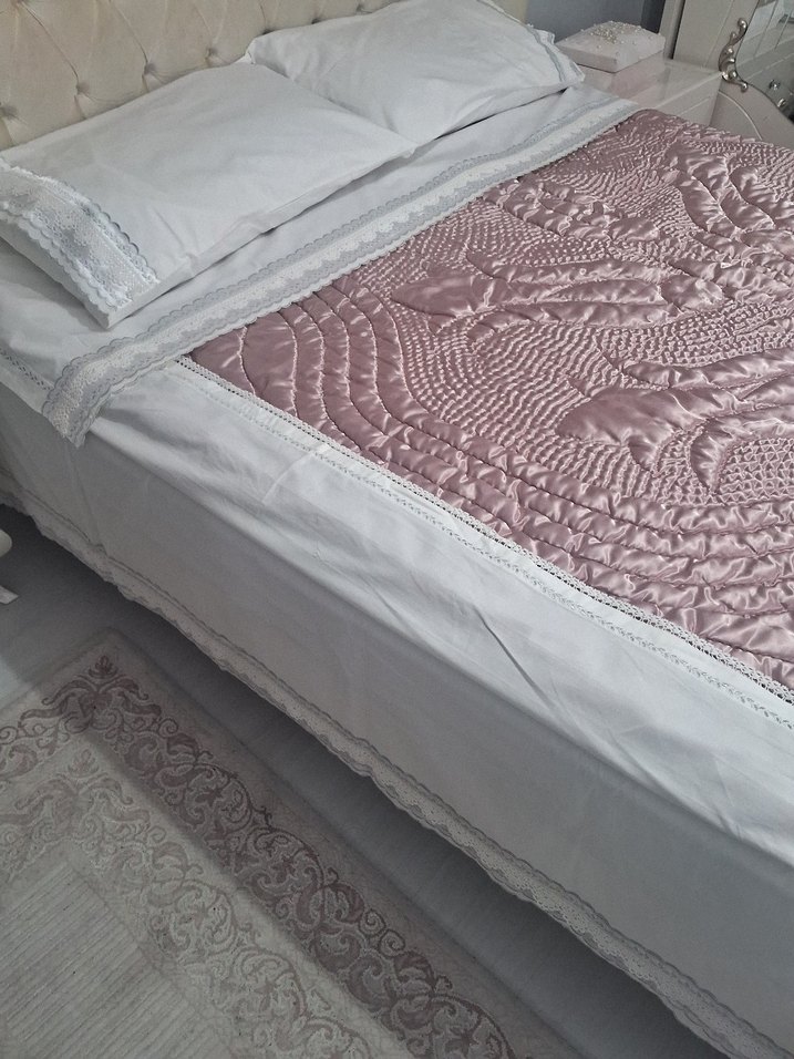 Nakışlı Beyaz Parlak Yatak Örtüsü - Görsel 2