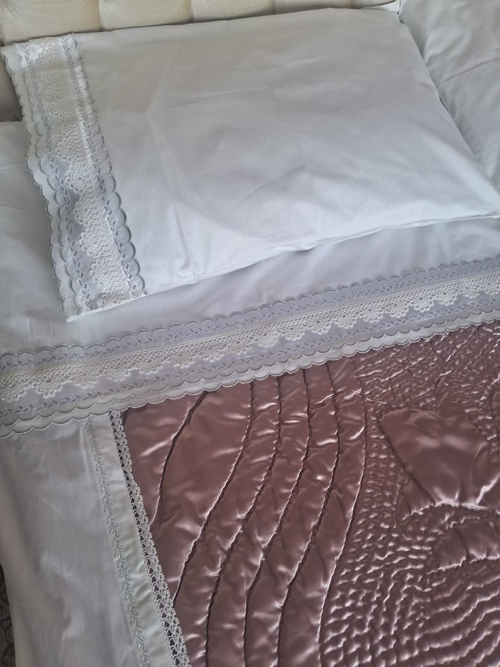 Nakışlı Beyaz Parlak Yatak Örtüsü - Görsel 3