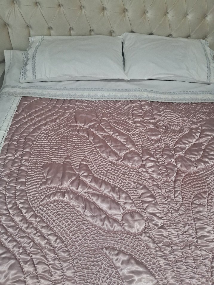 Nakışlı Beyaz Parlak Yatak Örtüsü - Görsel 4