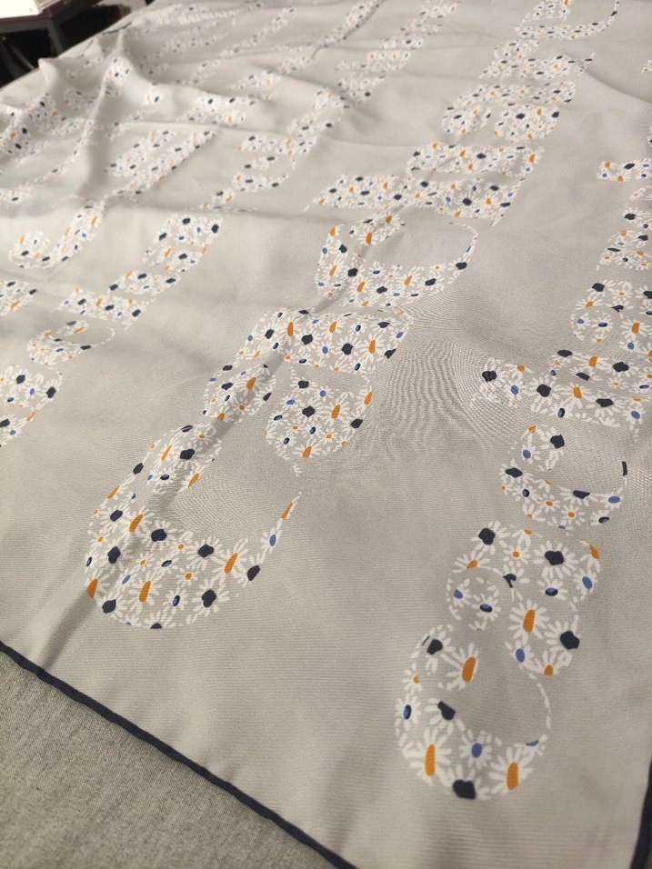 Cacharel Gri Desenli eşarp - Görsel 3