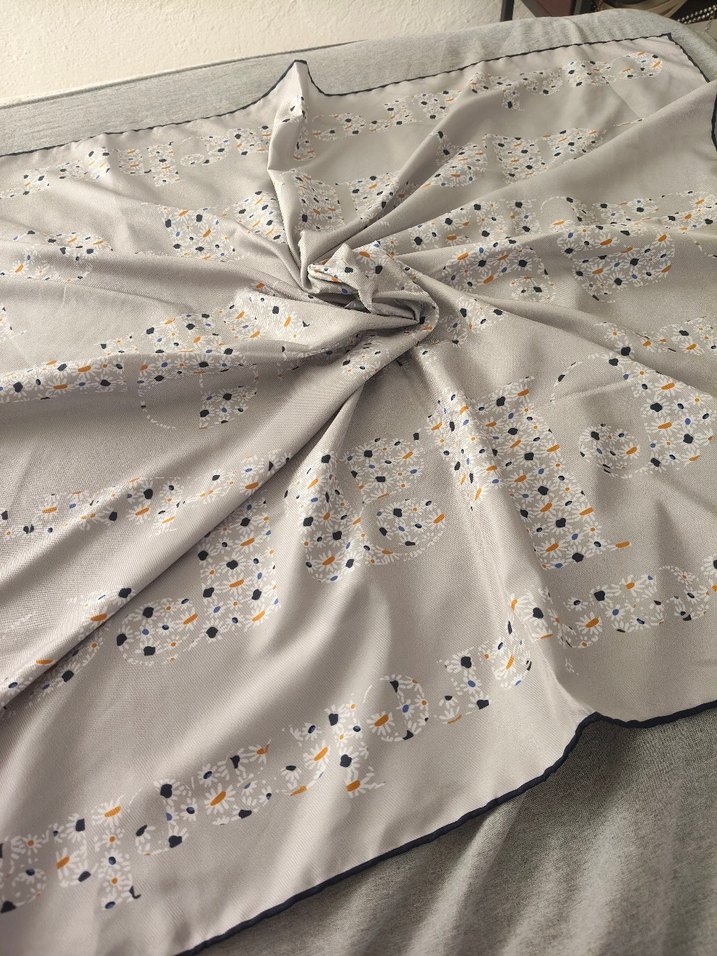 Cacharel Gri Desenli eşarp - Görsel 2