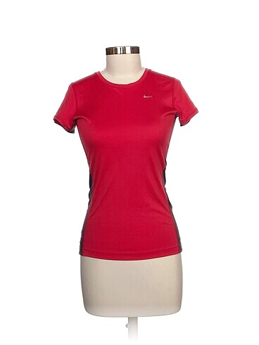 Nike T-shirt %70 İndirimli.