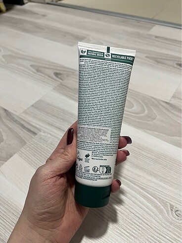 The Body Shop The body shop tea tree temizleyici scrup maske
