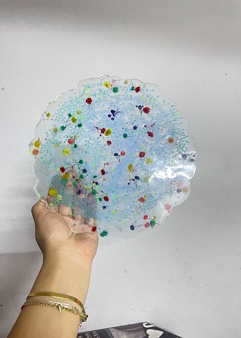 Diğer Renkli Çiçekli gece parlayan taslarla suslendi tatlı tabagı