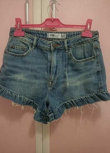 Mini Kot Jean şort etiketli ürün