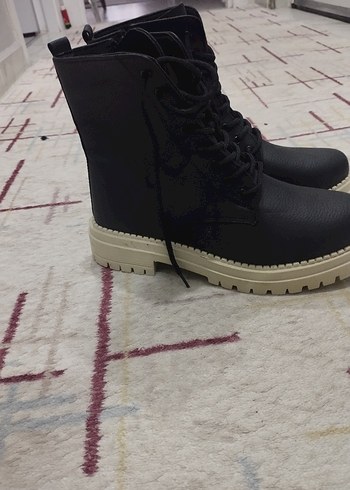 Siyah Detaylı Topuklu Goth Bot - Görsel 6