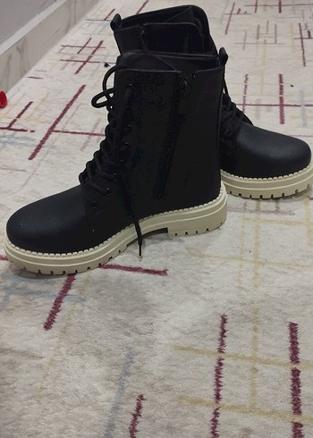 Siyah Detaylı Topuklu Goth Bot - Görsel 4