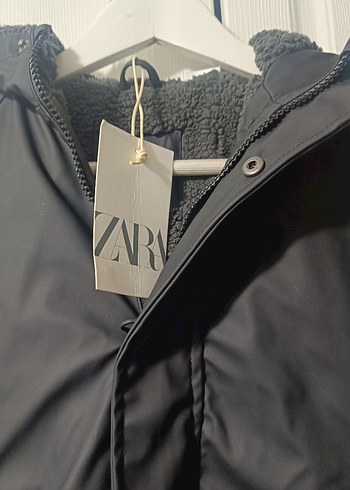 Zara  Çocuk Siyah Fermuarlı Yağmurluk
Yeni Etiketli - Görsel 2
