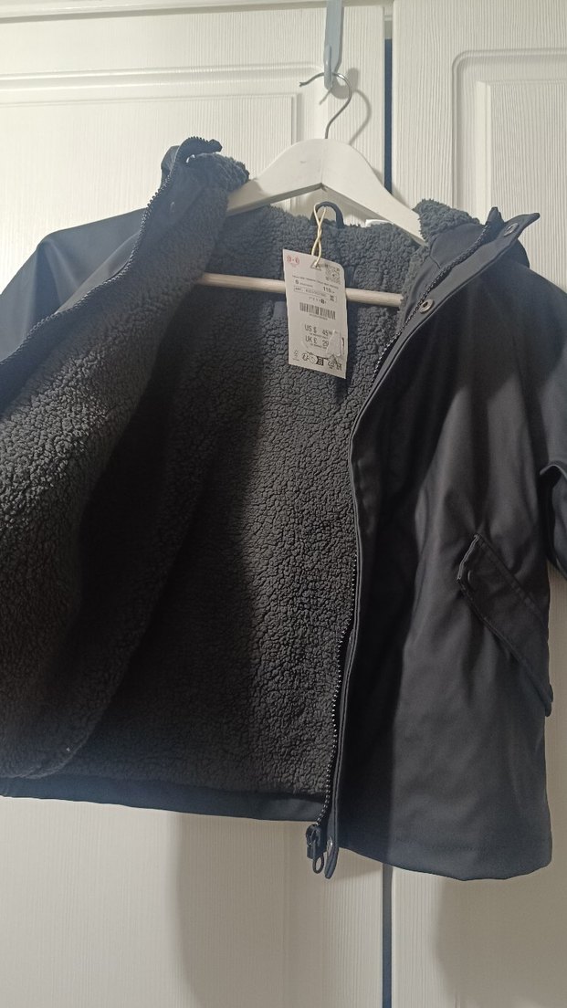 Zara  Çocuk Siyah Fermuarlı Yağmurluk
Yeni Etiketli - Görsel 3