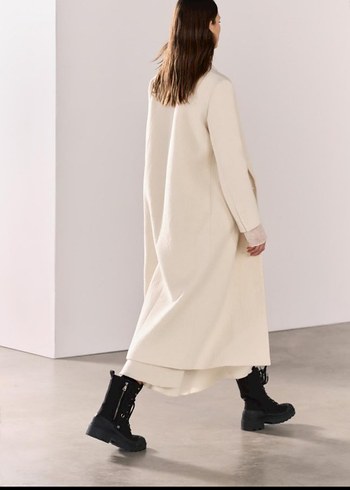 Düğmeli Beyaz Kaban - Görsel 3