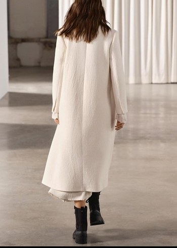 Düğmeli Beyaz Kaban - Görsel 4