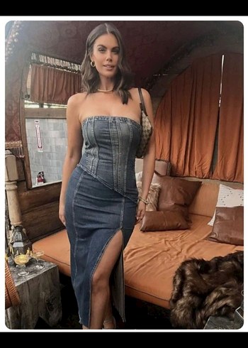 Zara 
Yeni etiketli
Gri Straplez Uzun Denim Elbise
Xs - Görsel 6