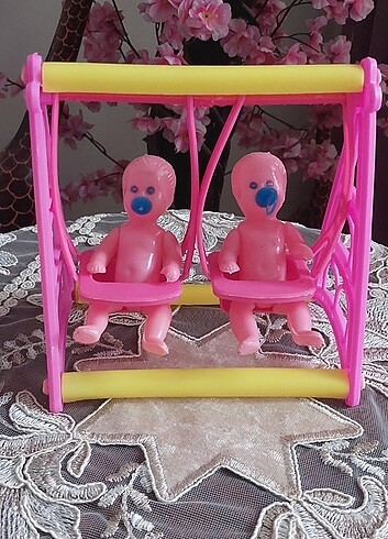 Vintage nadir salıncaklı üfleme bebekler.