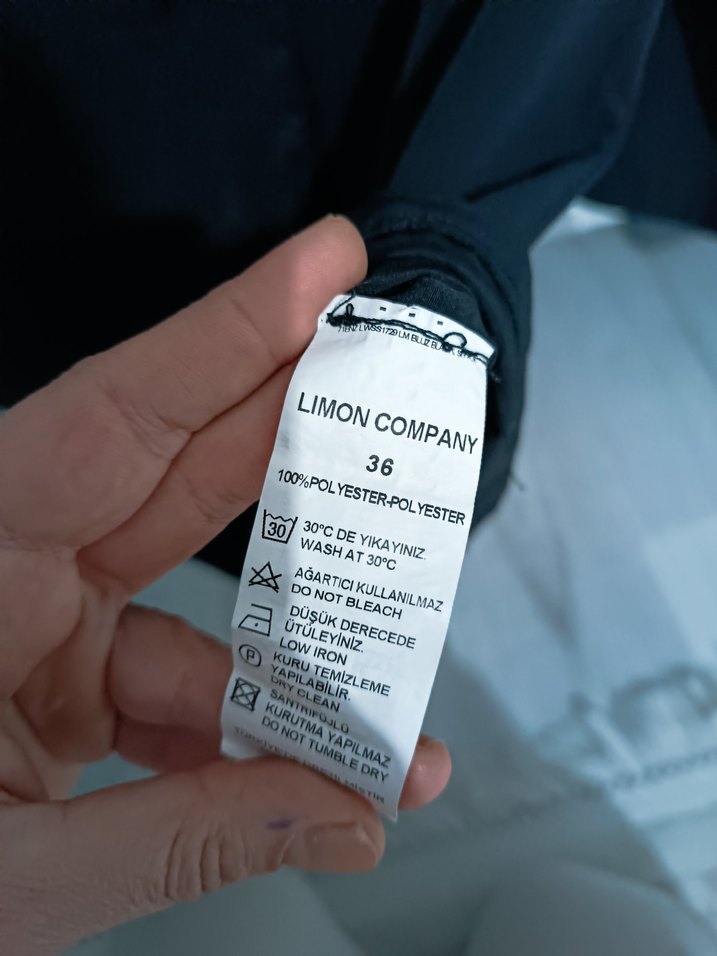 Siyah V Yaka Düğmeli Kadın Bluz - Görsel 2