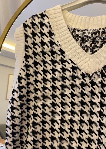 Ekose Desenli Beyaz V Yaka Triko Süveter - Görsel 2