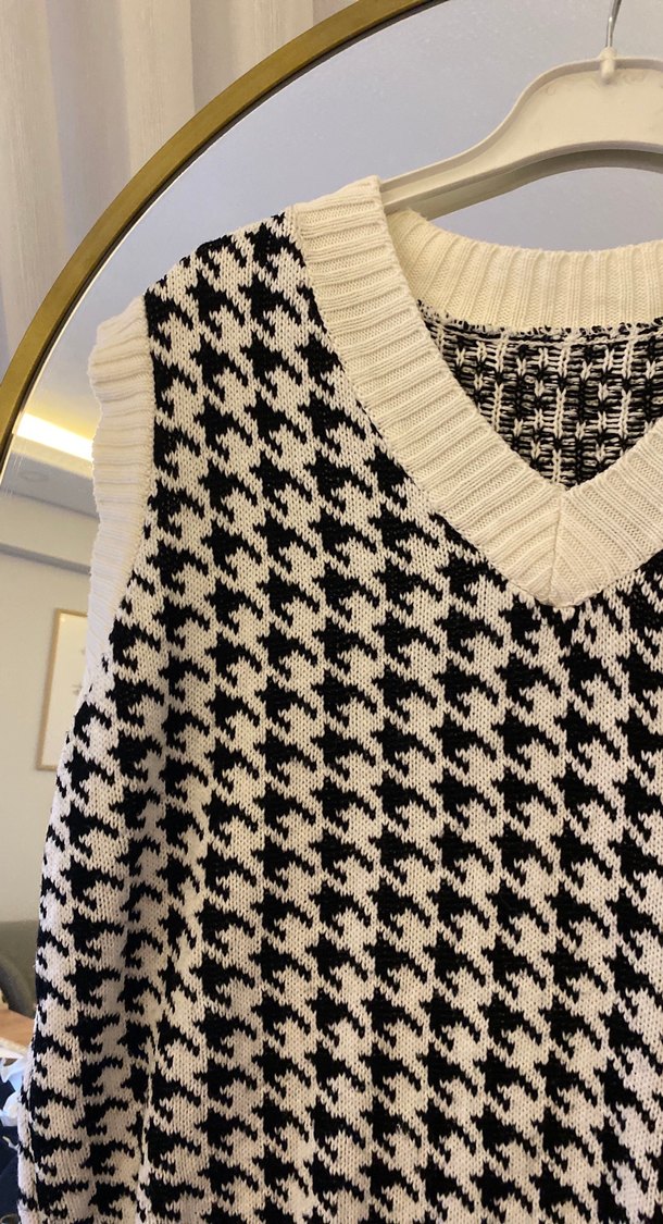 Ekose Desenli Beyaz V Yaka Triko Süveter - Görsel 2