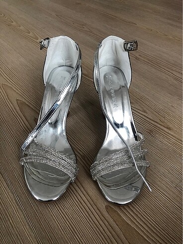 Gümüş topuklu ayakkabı