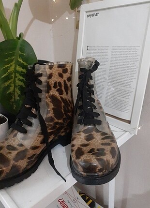 Leoparlı bot 