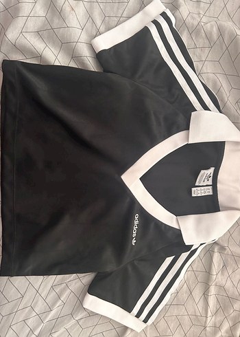 V Yakalı Adidas Tişört