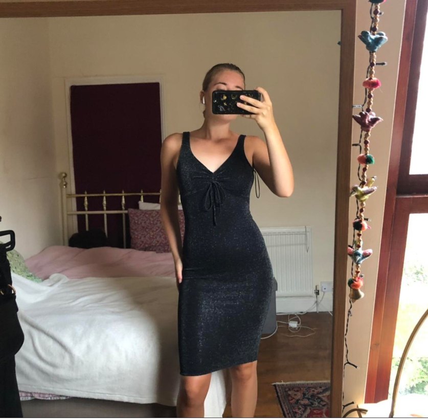 Parlak Siyah Mini V Yakalı Drapeli Elbise - Görsel 3