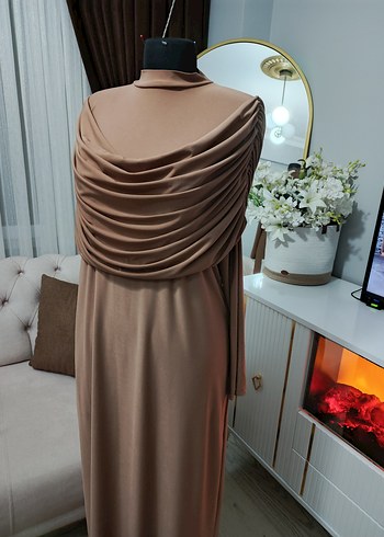 Bej Drapeli Yüksek Yakalı Uzun Elbise - Görsel 3