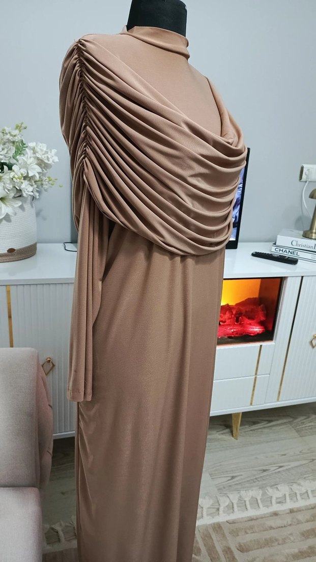 Bej Drapeli Yüksek Yakalı Uzun Elbise - Görsel 2