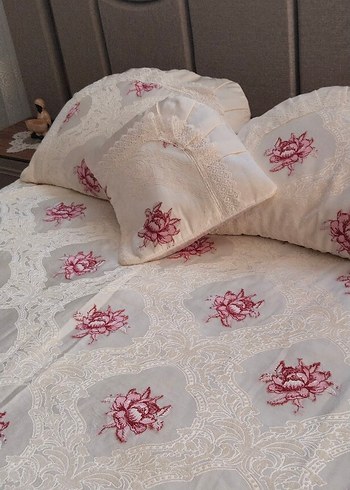 İşlemeli Beyaz Yatak Örtüsü - Görsel 3