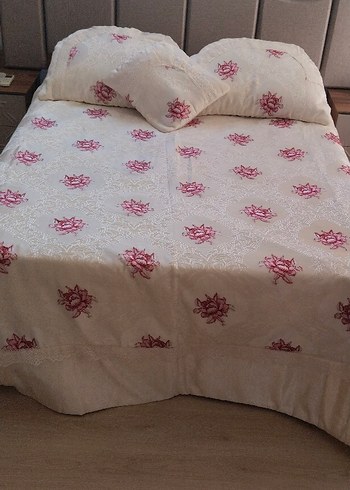 İşlemeli Beyaz Yatak Örtüsü - Görsel 6