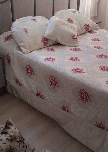 İşlemeli Beyaz Yatak Örtüsü - Görsel 2